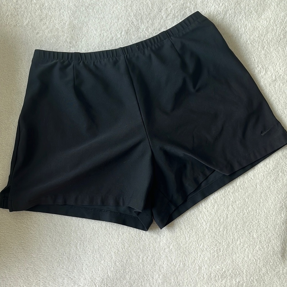 BLACK NIKE SHORTS